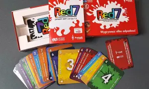 Zestaw gry Red7, zawierający pudełko i rozłożone karty. To dynamiczne gry karciane, gdzie zasady zmieniają się z każdą turą.