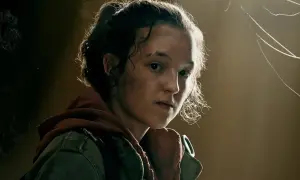 Ellie, z burzą kręconych włosów i determinacją w oczach, w zielonej kurtce i rudym kapturze, gotowa na wyzwania.