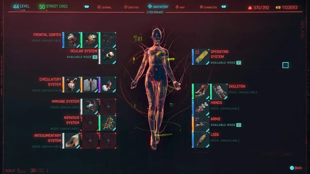 Interfejs gry Cyberpunk 2077, pokazujący menu inwentarza z cyberwszczepami. Widoczne są różne systemy ciała, takie jak mózg, oczy, układ krążenia, szkielet, ręce i nogi, wraz z dostępnymi modyfikacjami. To właśnie tutaj gracze zarządzają swoimi cyber...