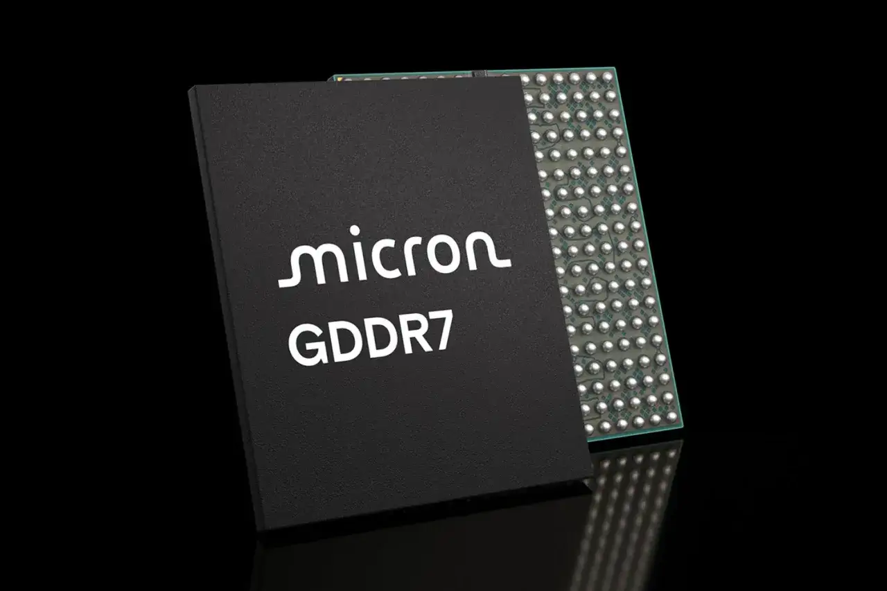 Czarny chip Micron z napisem GDDR7 i widoczną siatką pinów.