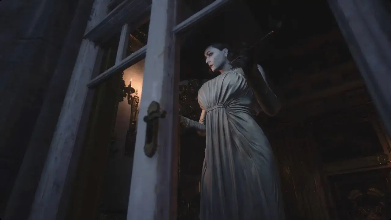 Elegancka Lady Dimitrescu w długiej sukni, z papierosem w dłoni, wygląda przez uchylone drzwi.