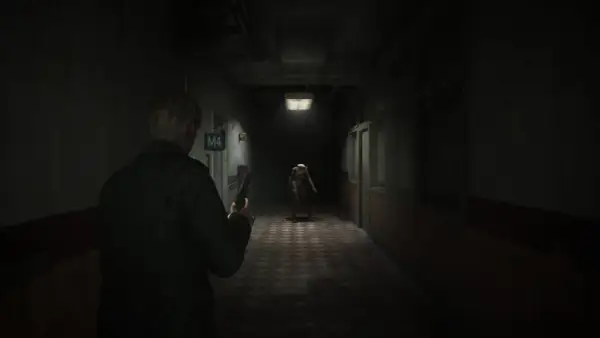 Mroczny korytarz szpitalny, gracz z pistoletem mierzy do przerażającej pielęgniarki. Klimat jak w najlepszych grach horror ps5.