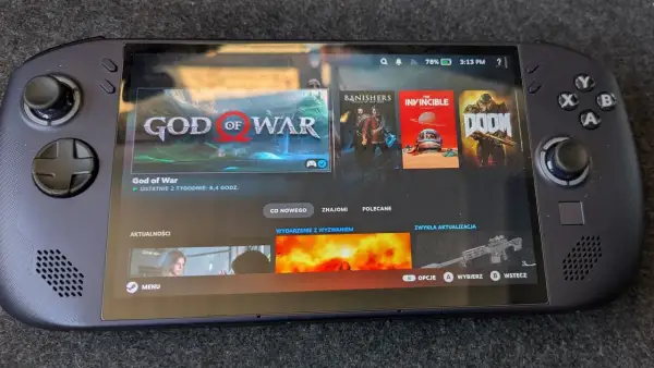 Przenośna konsola Steam Deck z systemem SteamOS 3, wyświetlająca okładki gier: God of War, Banishers, The Invincible i Doom.