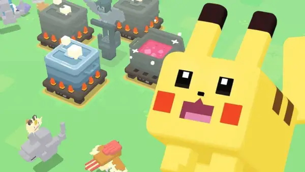 Pikachu i inne Pokemony w grze na Androida. W tle widać budynki i kociołki.