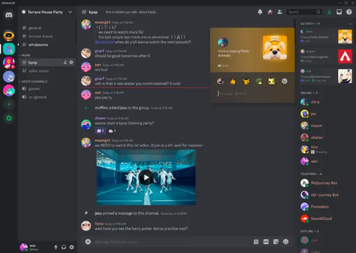 Zrzut ekranu z aplikacji Discord, pokazujący rozmowę na kanale #kpop, aktywność graczy i listę użytkowników online.